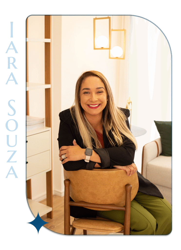 Retrato de Iara Souza, psicóloga e jornalista, sentada em seu consultório